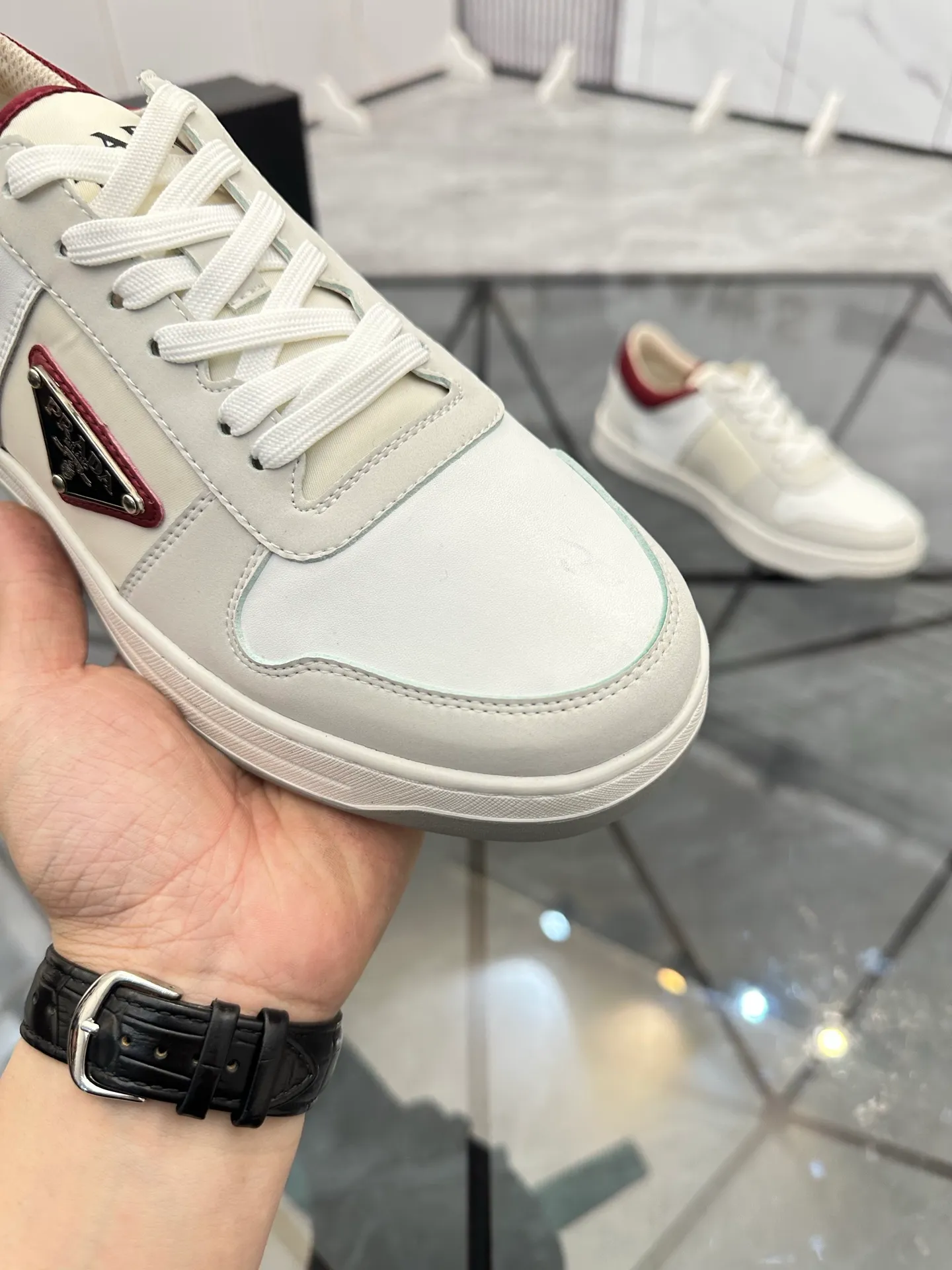 Men's shoes: 💰P420¥ Product trademark: Prada *"Prada*" low-top casual shoes Regular size: 38-44 (can be customized to 45) Product materials: imported cowhide upper with original fabric, breathable lining, original outsole. Number: 020